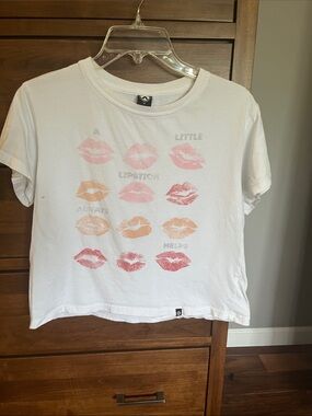 White Cropped Short Sleeve Graphic Lipstick Kiss Tee - Womens